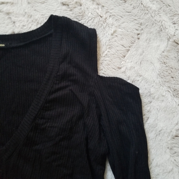 ✨️CL Monrow Black Cold Shoulder Ribbed V Neck Cold XS - Picture 4 of 9